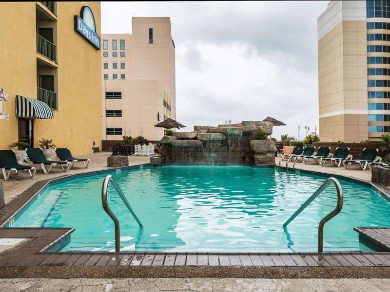 Days Inn By Wyndham Virginia Beach At The Beach Exterior photo