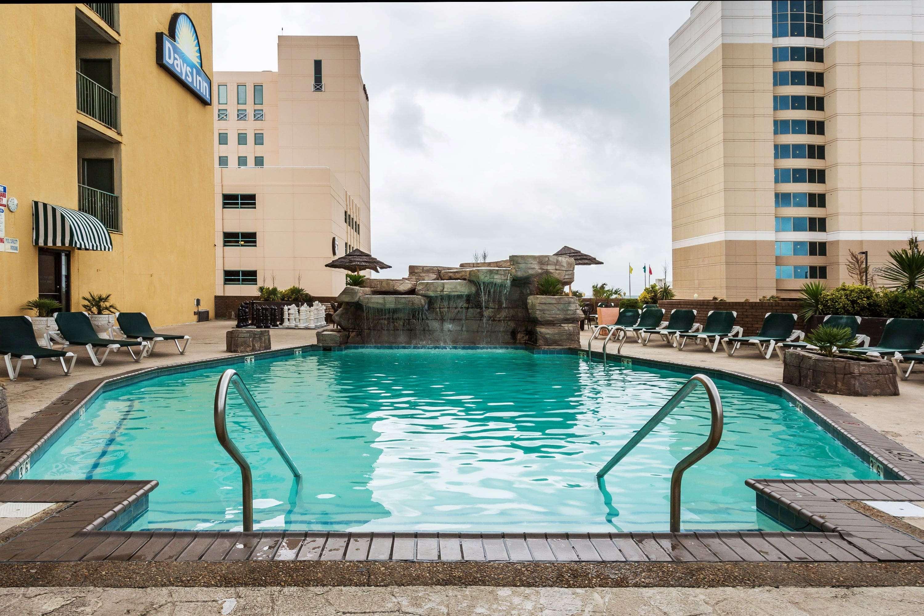 Days Inn By Wyndham Virginia Beach At The Beach Exterior photo