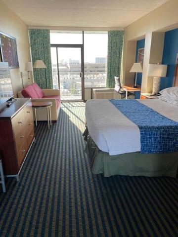 Days Inn By Wyndham Virginia Beach At The Beach Exterior photo